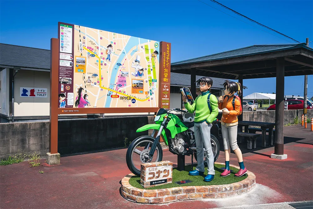 コナン駅から「青山剛昌ふるさと館」までの道は、「コナン通り」と名付けられています