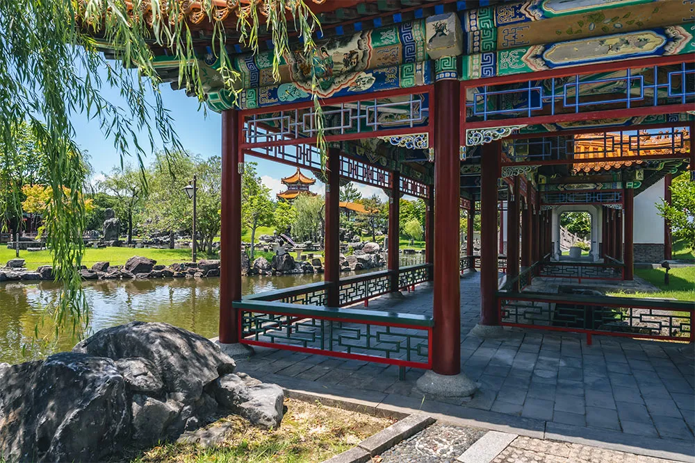 豪華絢爛な建物に、趣深い美しい庭園