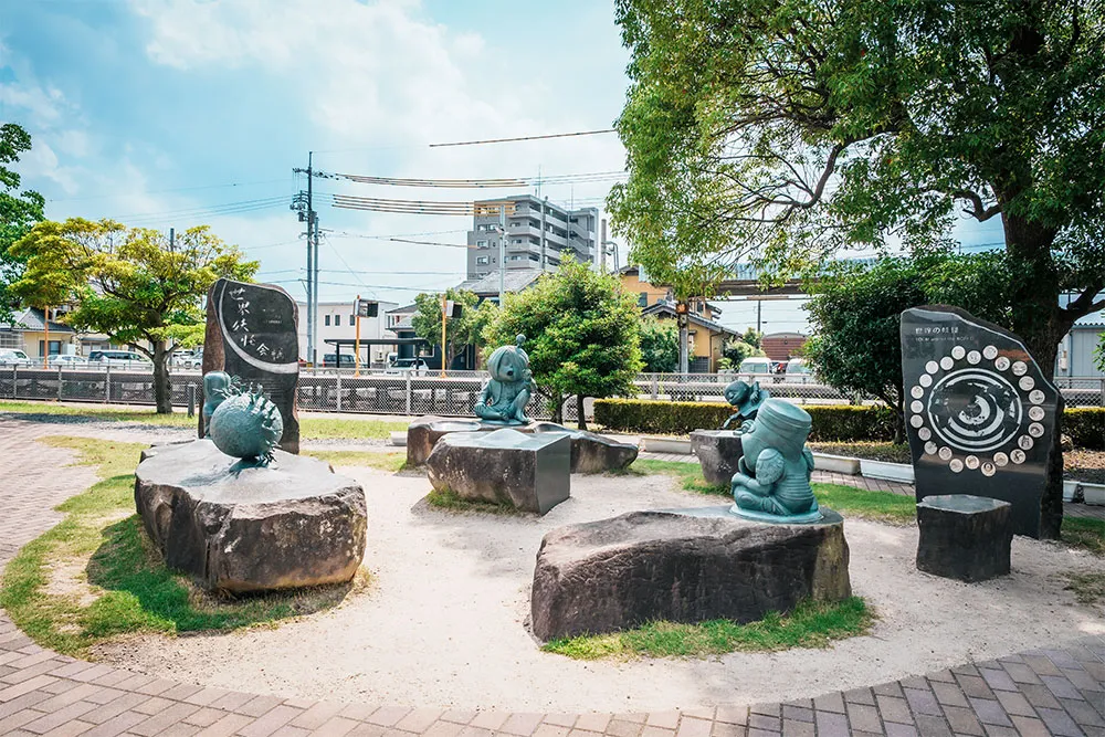 境港駅には、水木しげるさんの代表作「ゲゲゲの鬼太郎」にまつわる見どころがたくさんあります